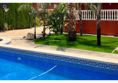 Piscina con césped artificial