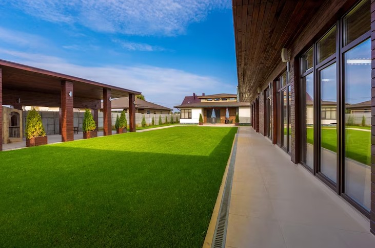 Beneficios del césped artificial para revalorizar el precio de tu casa