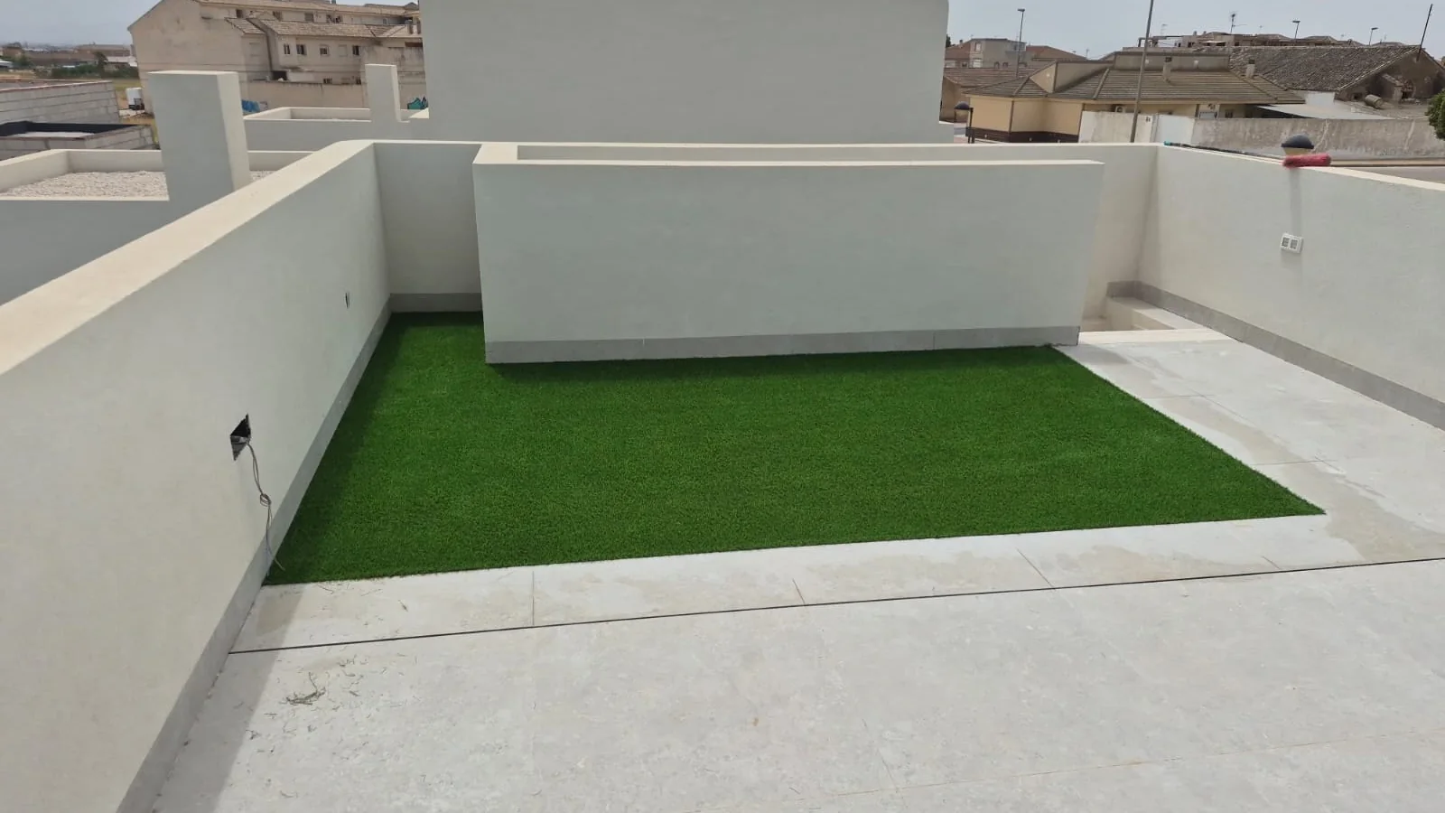 Césped artificial en ático, azotea con perímetro pavimentado