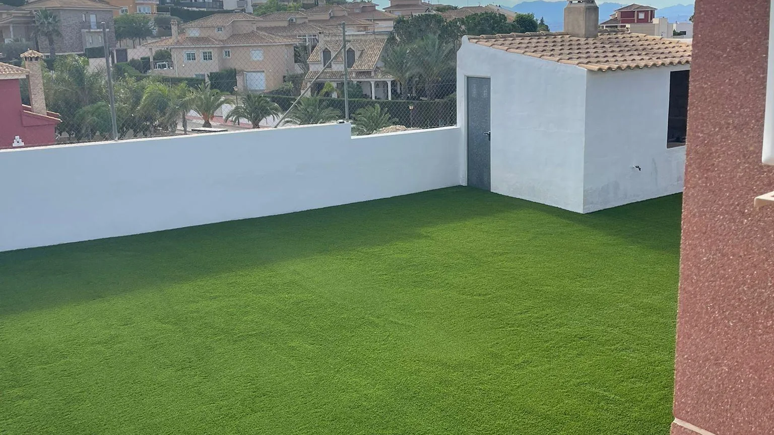 Césped artificial en ático, terraza con vistas urbanas