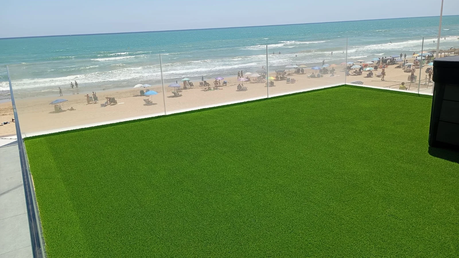 Césped artificial en ático, vistas al mar y playa