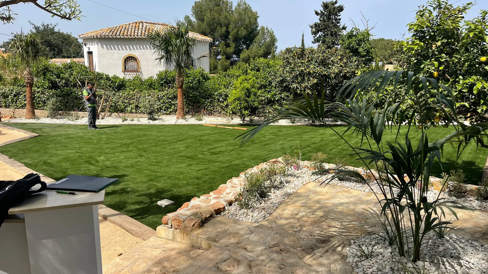Césped artificial en jardín, jardín amplio con grava y plantas