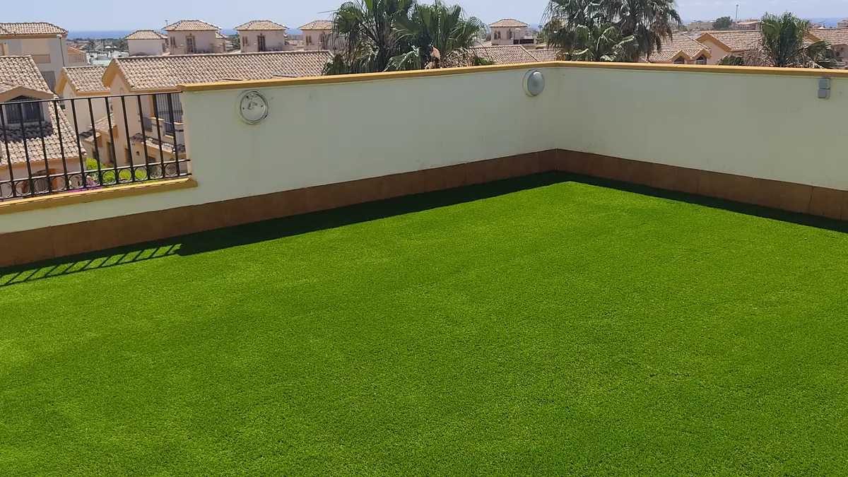 Terraza de ático con césped artificial y vistas a la ciudad
